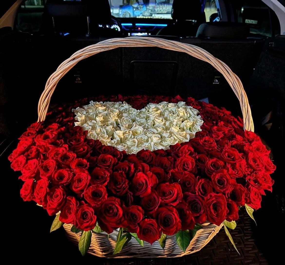 Luxurious Basket of Roses